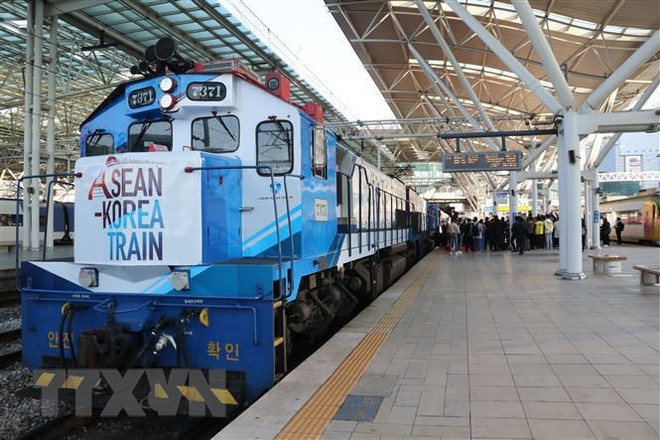 Tháng 10/2019, Đoàn tàu hòa bình ASEAN-Hàn Quốc, chuyến tàu đặc biệt chở 200 vị khách từ các nước thành viên Hiệp hội các quốc gia Đông Nam Á (ASEAN) và Hàn Quốc, đã rời ga Seoul để tới thăm một số thành phố miền Nam Hàn Quốc. (Ảnh: Mạnh Hùng/TTXVN) Chuyến thăm chính thức Hàn Quốc của Thủ tướng có ý nghĩa quan trọng ảnh 2