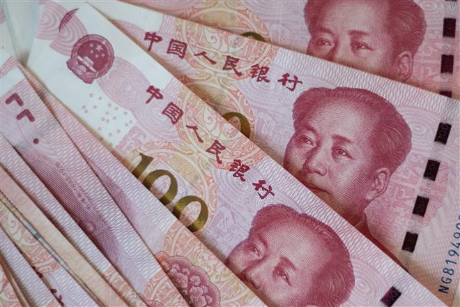 Đồng 100 nhân dân tệ của Trung Quốc. (Nguồn: AFP/TTXVN) Hồi chuông cảnh báo về những khó khăn tài chính ở Trung Quốc ảnh 1