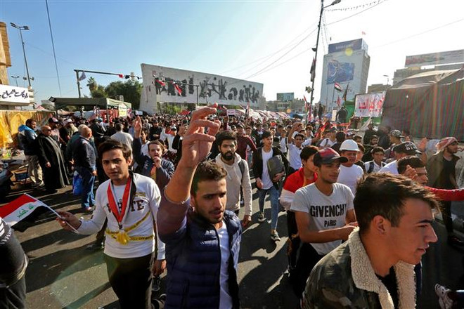 Người biểu tình tập trung tại quảng trường Tahrir ở Baghdad, Iraq, ngày 19/11/2019. (Nguồn: AFP/TTXVN) Đại giáo chủ dòng Shi'ite Iraq kêu gọi đẩy nhanh cải cách luật bầu cử ảnh 1