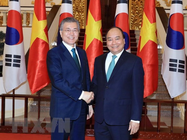 Thủ tướng Nguyễn Xuân Phúc và Tổng thống Hàn Quốc Moon Jae-in. (Ảnh: Thống Nhất/TTXVN) Chuyến thăm chính thức Hàn Quốc của Thủ tướng có ý nghĩa quan trọng ảnh 1