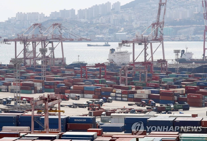 Các container xếp tại cảng Busan của Hàn Quốc. (Nguồn: Yonhap News) Hàn Quốc hoàn tất Hiệp định thương mại tự do với Indonesia ảnh 1