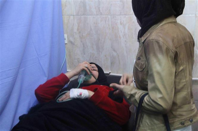 Điều trị cho nạn nhân bị thương sau một vụ tấn công ở Aleppo, Syria ngày 24/11/2018. (Nguồn: THX/TTXVN) Hội đồng Bảo an tái khẳng định ủng hộ công ước cấm vũ khí hóa học ảnh 1