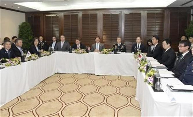 Các quan chức Hàn Quốc, Mỹ và Nhật Bản tại cuộc họp quốc phòng ba bên ở Bangkok, Thái Lan ngày 17/11/2019. (Nguồn: Kyodo/TTXVN) Mỹ kêu gọi Nhật-Hàn cân nhắc kỹ quyết định chấm dứt GSOMIA ảnh 1