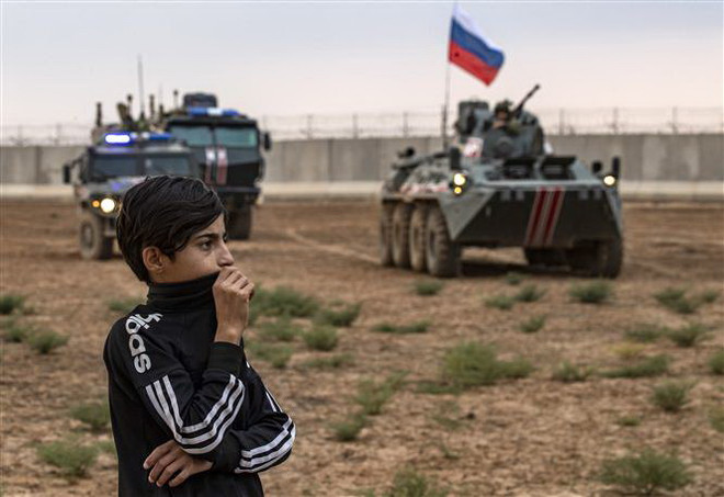 Binh sỹ Nga tham gia tuần tra chung với binh sỹ Thổ Nhĩ Kỳ tại Hasakeh, Syria. (Nguồn: AFP/TTXVN) Thổ Nhĩ Kỳ, Nga tổ chức cuộc tuần tra chung thứ 6 ở miền Bắc Syria ảnh 1