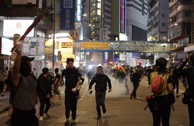 Người biểu tình và cảnh sát giằng co ở Đại học Bách khoa Hong Kong ảnh 1