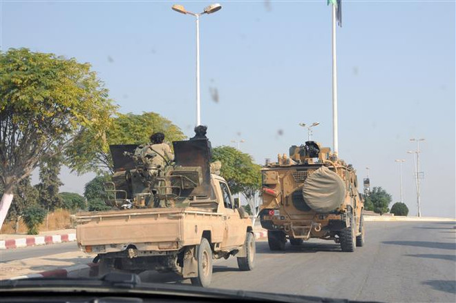 Các lực lượng Thổ Nhĩ Kỳ tuần tra tại thị trấn Tel Abyad, Syria ngày 27/10/2019. (Nguồn: THX/TTXVN) Binh sỹ Thổ Nhĩ Kỳ bắn đạn thật nhằm vào người biểu tình Syria ảnh 1