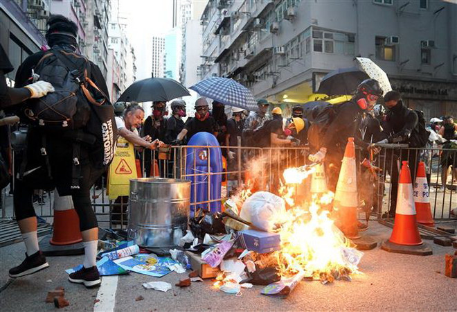 Lãnh đạo Hong Kong kêu gọi người biểu tình chấm dứt hành động bạo lực ảnh 1