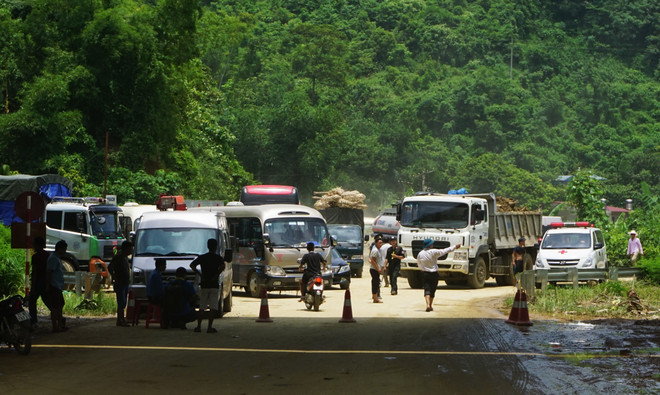[Video] Hàng ngàn phương tiện ì ạch "bò" qua quốc lộ 4D lên Sa Pa ảnh 1