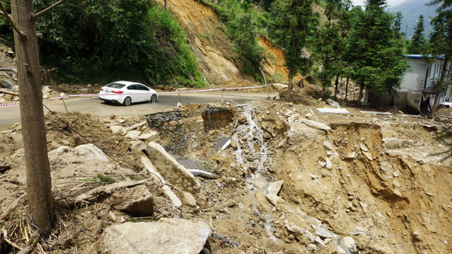 [Photo] Huyết mạch 4D Lào Cai-Sa Pa "trọng thương" sau bão số 2 ảnh 3