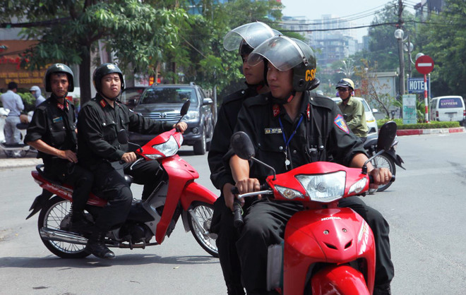 Người dân Hà Nội ủng hộ cảnh sát cơ động tuần tra ban ngày ảnh 1