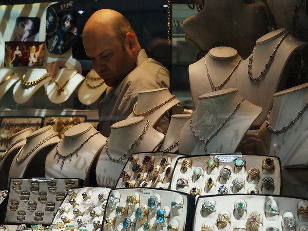 Giá vàng tiếp tục trượt giảm trước thềm cuộc họp ECB ảnh 1