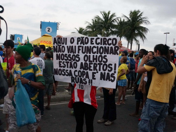 Người biểu tình ở Brazil vẫn rất hâm mộ bóng đá ảnh 1