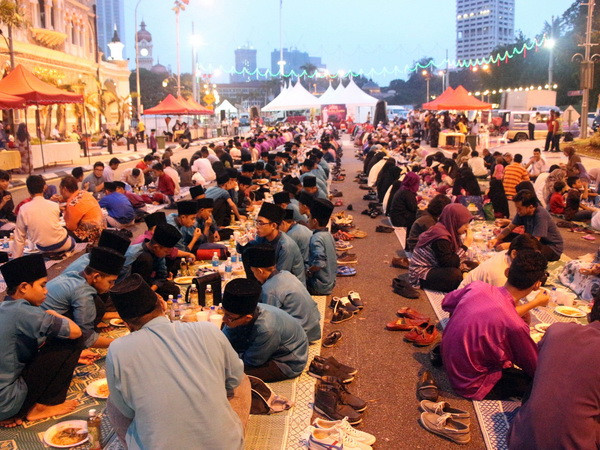 Gần 1.000 người Malaysia tham gia lễ hội Ramadan 2014 ảnh 1