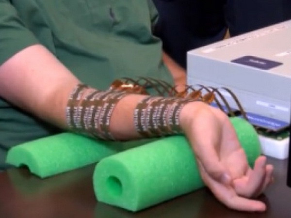 Thiết bị hỗ trợ cử động cơ thể ở bệnh nhân bị liệt bằng ý nghĩ ảnh 1