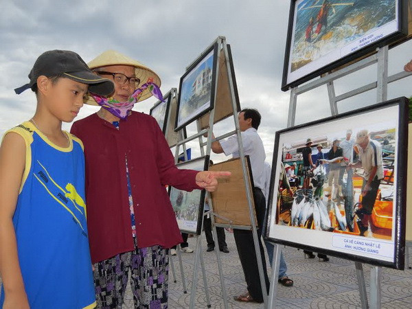 Triển lãm ảnh “Biển đảo quê hương” bên Tượng đài Mẹ Suốt ảnh 1