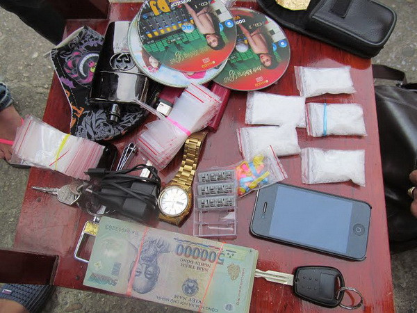 Phát hiện 5 gói ma túy đá trên xe vi phạm giao thông ảnh 1