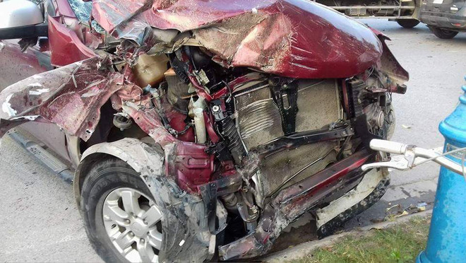 Hà Nội: Xe bán tải tông xe bồn, 3 người bị thương nặng ảnh 1