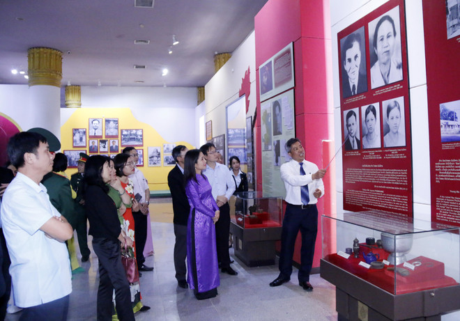 Dâng hoa kỷ niệm 100 năm ngày sinh Chủ tịch Lào Kaysone Phomvihane ảnh 2