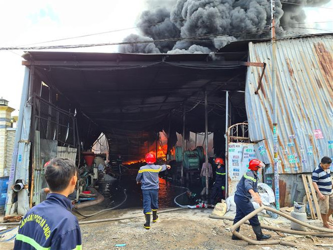 Bình Dương: Cháy xưởng tái chế nhựa, nhiều người dân hoảng sợ ảnh 1