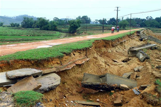Nhiều công trình giao thông, thủy lợi chưa thể khắc phục được sau lũ ảnh 1