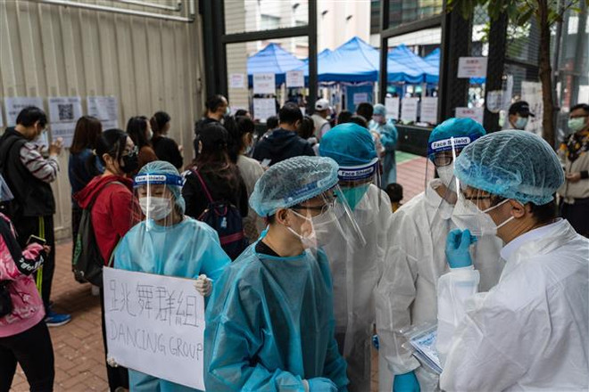 Bên ngoài một trung tâm xét nghiệm COVID-19 tại Hong Kong, Trung Quốc. (Nguồn: Bloomberg/TTXVN) COVID-19: Hong Kong phát hiện 2 ca nhiễm biến thể mới của SARS-CoV-2 ảnh 1
