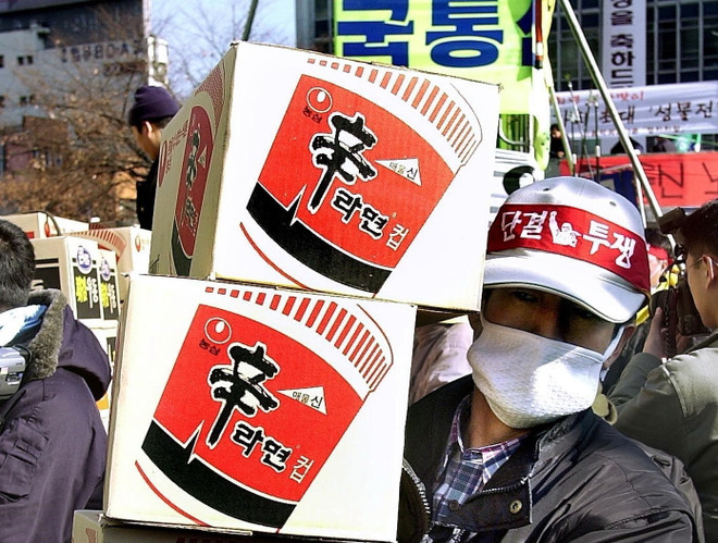 Xuất khẩu mỳ ăn liền Hàn Quốc tăng đột biến trong năm 2020 ảnh 1