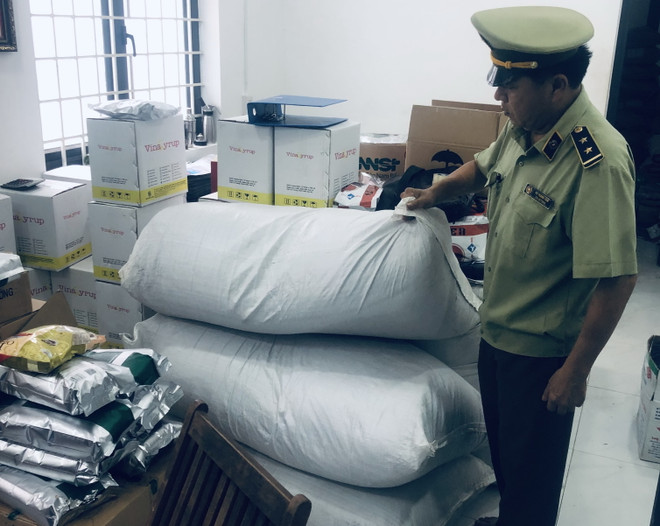 Thu giữ hơn 830kg nguyên liệu trà sữa không rõ nguồn gốc ảnh 1