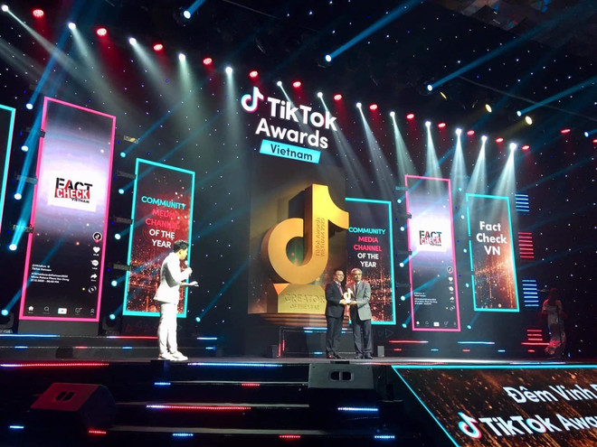 Ông Lê Quốc Minh, Phó Tổng Giám đốc TTXVN, nhận giải tại Đêm vinh danh TikTok Awards Việt Nam 2020. (Nguồn: Vietnam+) Dự án chống tin giả của TTXVN được vinh danh ở TikTok Awards Việt Nam ảnh 1
