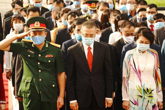 Đoàn đại biểu dành một phút tưởng niệm các Anh hùng liệt sỹ quân tình nguyện Việt Nam hy sinh tại Campuchia trong các thời kỳ chiến tranh. (Ảnh: Trần Long/TTXVN) Dâng hương tri ân anh hùng liệt sỹ tại Đài Hữu nghị Việt Nam-Campuchia ảnh 2