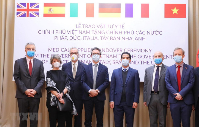 Thứ trưởng Bộ Ngoại giao Tô Anh Dũng với Đại sứ Pháp, Đức, Italy, Tây Ban Nha, Anh tại Việt Nam trong buổi trao hàng hỗ trợ phòng, chống dịch COVID-19 cho các nước. (Ảnh: Lâm Khánh/TTXVN) Việt Nam đoàn kết với quốc tế ứng phó đại dịch COVID-19 ảnh 1