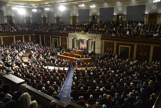 Toàn cảnh một phiên họp của Quốc hội Mỹ tại Washington, DC. (Nguồn: AFP/TTXVN) Quốc hội Mỹ thông qua gói cứu trợ COVID-19 trị giá gần 900 tỷ USD ảnh 1