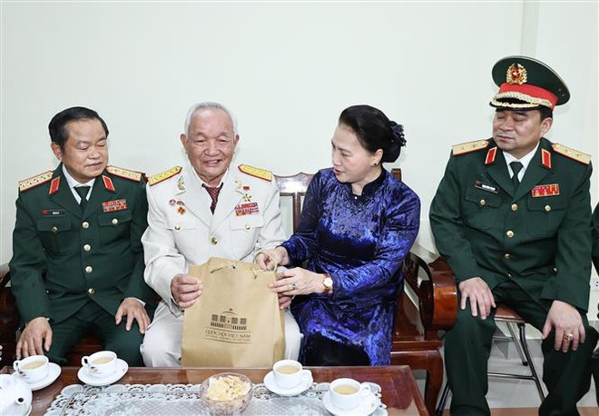 Chủ tịch Quốc hội Nguyễn Thị Kim Ngân thăm và tặng quà Anh hùng lực lượng vũ trang nhân dân Lê Hải Lý là thương binh hạng 1/4 ở phường Hòa Cường Bắc, quận Hải Châu. (Ảnh: Trọng Đức/TTXVN) Chủ tịch Quốc hội thăm và làm việc với Bộ Tư lệnh Quân khu 5 ảnh 2