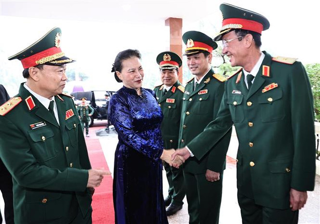 Chủ tịch Quốc hội Nguyễn Thị Kim Ngân với cán bộ, sỹ quan chỉ huy Bộ Tư lệnh Quân khu 5. (Ảnh: Trọng Đức/TTXVN) Chủ tịch Quốc hội thăm và làm việc với Bộ Tư lệnh Quân khu 5 ảnh 1