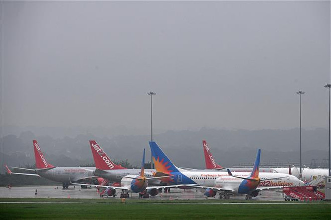 Máy bay đỗ tại sân bay Leeds Bradford, Anh ngày 16/8/2020. (Nguồn: AFP/TTXVN) Lo ngại biến thể mới SARS-CoV-2, hơn 40 nước hạn chế đi lại với Anh ảnh 1
