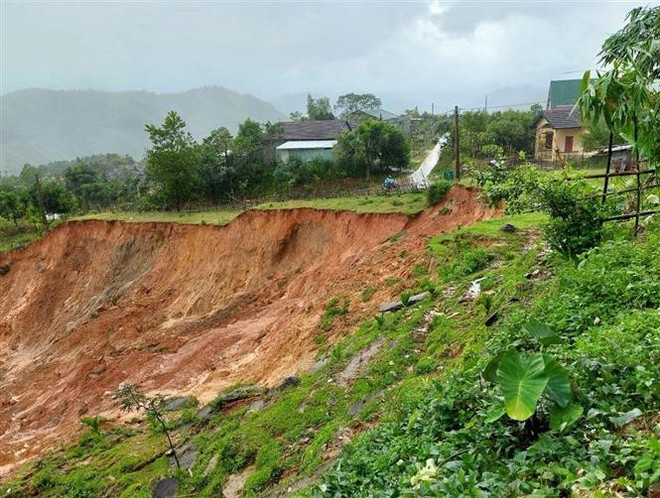 Sạt lở núi đe dọa tính mạng người dân khu tái định cư Anh Nhoi 2 ảnh 1