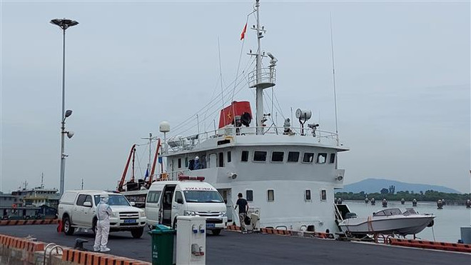 11 thuyền viên tàu Xin Hong đã được đưa vào bờ, thực hiện cách ly y tế ảnh 1