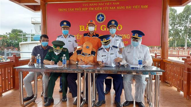 11 thuyền viên tàu Xin Hong đã được đưa vào bờ, thực hiện cách ly y tế ảnh 2