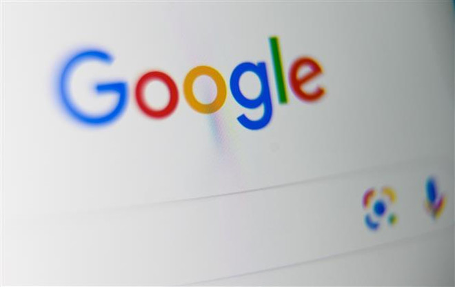 Biểu tượng Google trên màn hình máy tính bảng tại Lille, Pháp. (Nguồn: AFP/TTXVN) Google khôi phục hoạt động sau sự cố gián đoạn trên diện rộng ảnh 1