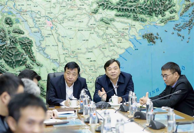 Thứ trưởng Bộ Nông nghiệp và Phát triển Nông thôn Nguyễn Hoàng Hiệp phát biểu chỉ đạo tại hội nghị. (Ảnh: Vũ Sinh/TTXVN) Xây dựng các mẫu nhà an toàn trong phòng chống thiên tai ảnh 1