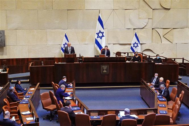 Lãnh đạo đảng Xanh-Trắng kiêm Bộ trưởng Quốc phòng Israel Benny Gantz (trái, trên) phát biểu tại phiên họp Quốc hội ở Jerusalem ngày 17/5/2020. (Nguồn: AFP/TTXVN) Nguy cơ Israel phải tiến hành tổng tuyển cử thứ 4 trong 2 năm ảnh 1