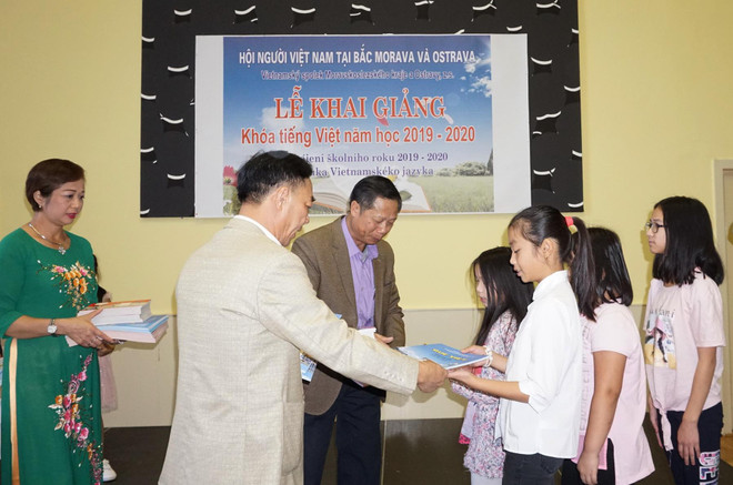 Chuẩn hóa việc dạy và học tiếng Việt trong cộng đồng tại Séc ảnh 3