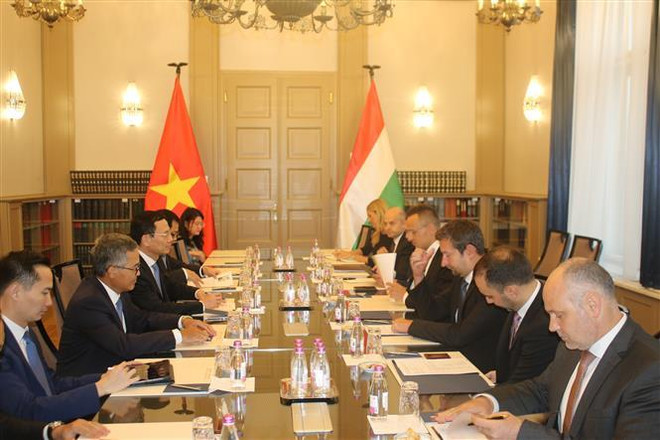 Bộ trưởng Nguyễn Mạnh Hùng làm việc với Bộ trưởng Ngoại giao và Thương mại Hungary Peter Szijjártó. (Ảnh: Công Thuận/TTXVN) Việt Nam và Hungary tăng cường hợp tác công nghệ và truyền thông ảnh 1