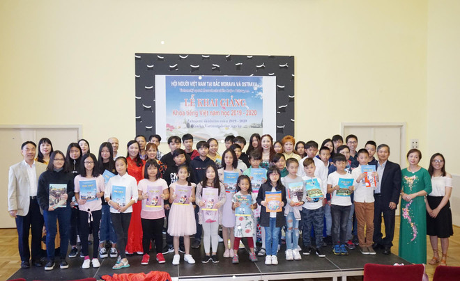 Chuẩn hóa việc dạy và học tiếng Việt trong cộng đồng tại Séc ảnh 1