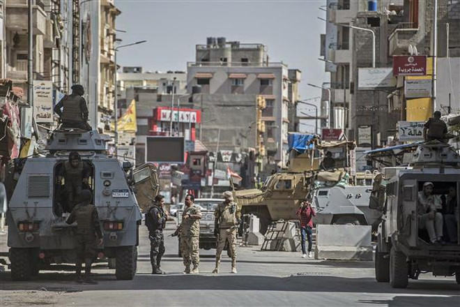 Cảnh sát Ai Cập gác tại El-Arish, Bắc Sinai. (Nguồn: AFP/TTXVN) Ai Cập diệt nhiều phần tử khủng bố trong chiến dịch truy quét ở Sinai ảnh 1