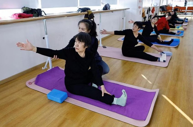 Một lớp học yoga cho người cao tuổi. (Nguồn: Reuters) khoa_hoc_3.JPG