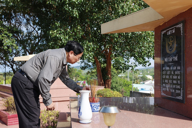 Thủ tướng Phạm Minh Chính thắp hương tại Nghĩa trang Liệt sỹ Phú Quốc. (Ảnh: Dương Giang/TTXVN) ttxvn_thu_tuong_15.jpg