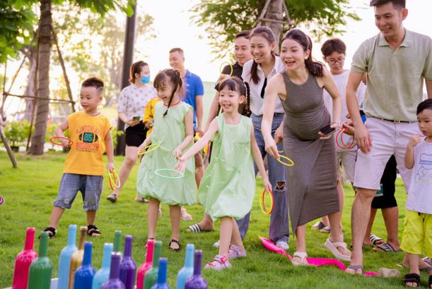 Cư dân và khách tham quan vui chơi tại khu đô thị xanh Eco Central Park. (Nguồn: Vietnam+) eco_central_park_3.JPG