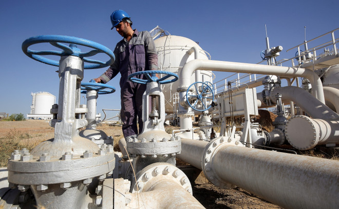 Nhân viên kiểm tra đường ống tại giếng dầu Bai Hassan ở thành phố Kirkuk, Iraq. (Ảnh: AFP/TTXVN) ttxvn_gia_dau_2.jpg