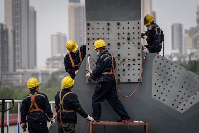 Công nhân làm việc tại công trường xây dựng ở Hồ Bắc, Trung Quốc. (Ảnh: AFP/TTXVN) ttxvn_trung_quoc_2.jpg