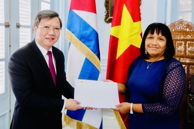 Đại sứ Lê Quang Long (trái) trình bản sao thư ủy nhiệm tới Thứ trưởng Ngoại giao Cuba Anayansi Rodríguez Camejo. (Ảnh: Mai Phương/TTXVN) ttxvn_vietnam_cuba_3.jpeg